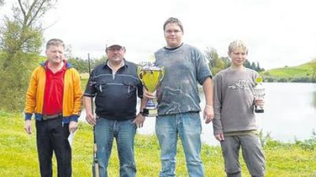 Erfolgreiche Angler (von links): Vorstand Alfons Osterrieder, Ronald Mielich bekam 1. Preis, Stefan Heller wurde Fischerkönig, Simon Roßkopf Jugendkönig.  