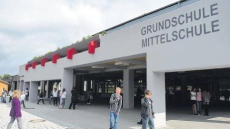 Der Eingangsbereich der Grundschule/Mittelschule in Monheim soll bald verziert werden. Ganz natürlich, mit grünem Gewächs – schlanke und hohe Säulenhainbuchen könnten dort bald schon blühen. 