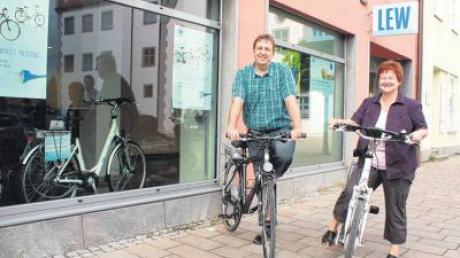 E-Bike-Gewinner vor der LEW-Station in Donauwörth: Rita und Erwin Maier aus Wolferstadt dürfen die „Drahtesel“ eine Woche testen.  