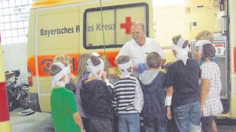 Nein, verletzt wurde niemand beim Ferienprogramm des BRK in Monheim. Allerdings übten die Sanitäter mit den Kindern den Ernstfall. 