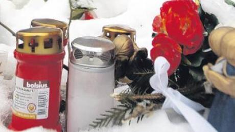 Angehörige und Freunde des Toten legten am Tatort Blumen nieder, stellten Kerzen und Engelfiguren auf. 