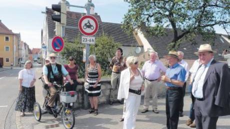 Tag des offenen Denkmals in Wemding: Dr. Johann Till (vorne, 2. von rechts) vom Kulturzirkel informierte am Standort des früheren Kreuztors.  