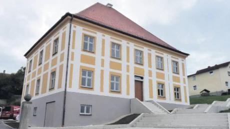 Erstrahlt in neuem Glanz: Das ehemalige Pfarrhaus in Tagmersheim. Rund eine Million Euro hat der Umbau gekostet, in dem sich nun die Gemeindeverwaltung und Räume der Pfarrei befinden.  
