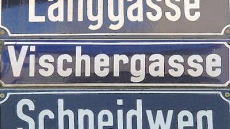 An drei verdiente Bürgermeister erinnern diese Straßennamenschilder in Wemding. 