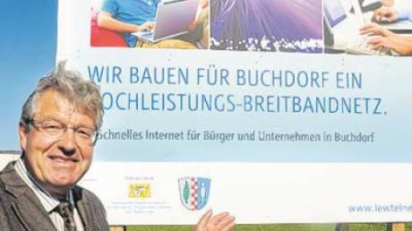 Die Arbeiten an der Datenautobahn haben begonnen: Buchdorfs Bürgermeister Georg Vellinger präsentiert die Bautafel zum Breitbandprojekt. 
