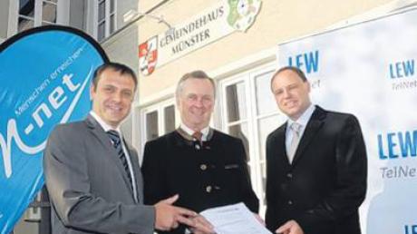 Christian Smetana, Leiter der M-net Niederlassung Augsburg, Bürgermeister Gerhard Pfitzmaier und Johannes Stepperger, Geschäftsführer von LEW TelNet (von links) präsentieren stolz die unterzeichneten Verträge. 