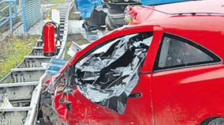 Tödliche Verletzungen erlitt der Fahrer des roten Pkw bei einem Unfall gestern nahe Hamlar. 