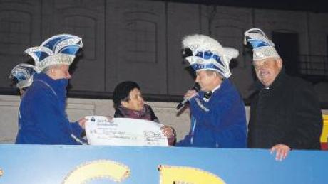 Bei der Eröffnung der Faschingssaison übergab der Carneval-Club Bäumenheim dem Verein „Glühwürmchen“ eine Spende in Höhe von 300 Euro. Rechts im Bild ist Bürgermeister Otto Uhl. 