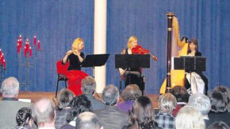 Das Ensemble Triolog – Tatjana Ruhland (Flöte), Agata Jozefowicz-Fiolek (Viola), Veronika Ponzer (Harfe) – verzauberte das Mertinger Publikum.  