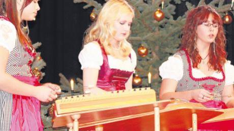 Ihr erster TV-Auftritt: Die Saitenflitzer (Bild links) aus Syrgenstein präsentierten Melodien zur Weihnacht. Die „Melodien der Weihnacht“ mit dem Duo Bergkristall und Gästen begeisterten die Zuhörer im Donauwörther Tanzhaus. 