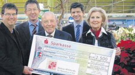 Der Dehner Hilfsfonds unterstützt mit 2500 Euro die Tafel Donauwörth. Das Foto zeigt bei der Scheckübergabe (von links) Martin Gaertner, Gottfried Vogl, Albert Weber, Thomas Martin und Maria Bauer. 