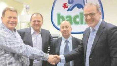 Frans Goettsch, (Inhaber Bacha Polska, l.) freut sich mit Anton Hammer, Hervé Massot (2.v.r.) und Roman Kaszczuk, Geschäftsführer Zott Polen (2.v.l.), über den Vertrag. 