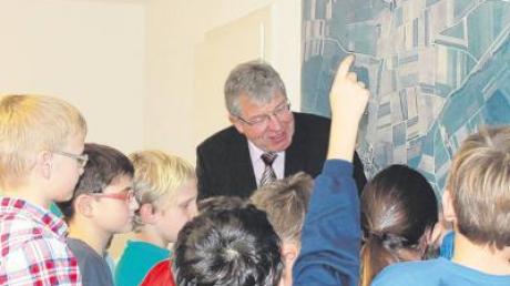 Buchdorfs Bürgermeister Georg Vellinger stand den wissbegierigen Grundschülern Rede und Antwort.  