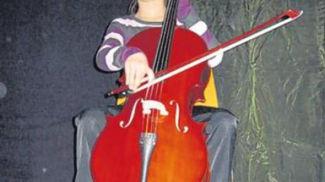 Elisabeth Meier versucht sich am neuen Cello.   