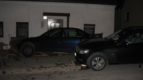 Direkt vor einer Haustür gelandet ist dieses Auto bei einem Unfall in Tagmersheim. 
