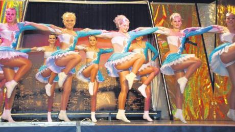 Die Prinzengarde des Carneval-Club Blaumeisen Huisheim (CCBH) zeigte mit interessanten und klassischen Tanzeinlagen ihr Können. Was leicht aussah, musste aber freilich vorher, vor der lustigen Jahreszeit, eingehend geübt werden. 