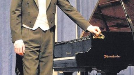 Ein virtuoser Pianist – und ein charmanter Moderator: Ingo Dannhorn beim Klavierabend „La Valse. Kabinettstücke des Walzers“ in Mertingens Antonius-von-Steichele-Grundschule.  