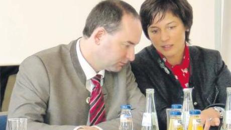 Hubert Aiwanger (links) und Ulrike Müller tauschten sich bei der Frühjahrs-Bezirksversammlung der Freien Wähler Schwaben aus. 