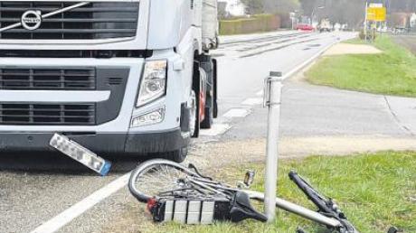Tödlicher Unfall in Oberndorf: Dieser Lkw erfasst einen Radler. Der 73-Jährige starb noch am Unglücksort. 