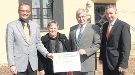 Spendenübergabe: (von links) Helmut Kaumeier, Gemeinderätin Christine Holzerland, Bürgermeister Hubert Eberle und Uwe Sommer.  