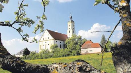 Die bekannte Wallfahrtskirche Maria Brünnlein (Bild), ein historischer Stadtkern und eine schöne Umgebung zum Wandern und Radeln locken die Besucher nach Wemding.  