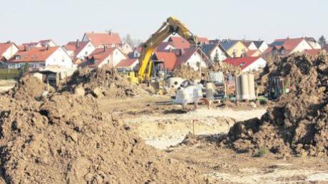 Berge von Erde in Buchdorf: Für das neue Baugebiet „Brunnenfeld III“ werden derzeit die Abwasserkanäle verlegt. Für die Erschließung sind im Haushalt der Gemeinde heuer 800000 Euro veranschlagt. 