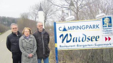 Wollen den Campingpark zu neuem Leben erwecken: Professor Dr. Heinrich Lang (links) sowie die künftigen Leiter Barbara und Joachim Pallapies.    