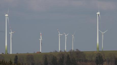 Dieser Windpark steht in Markt Rettenbach im Allgäu. Womöglich kommen mehrere solcher Anlagen auch ins südliche Lechgebiet. 