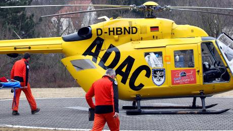Mit dem Rettungshubschrauber wurde ein Fußballer am Samstag ins Klinikum Augsburg geflogen. 