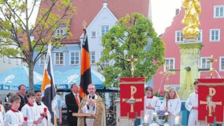 Betonte am 1. Mai die Bedeutung einer sozialen und gerechten Gesellschaft: Stadtpfarrer Wolfgang Gebert bei der Predigt am Marktplatz. 