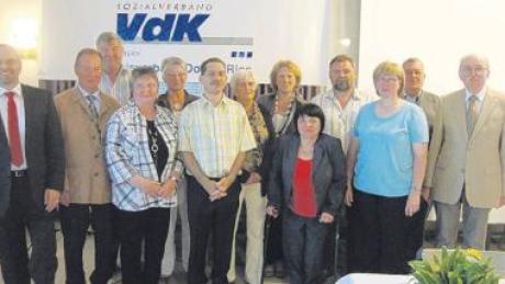 Mitglieder und Vorstand des Vdk mit der Vorsitzenden Ursula Seefried (fünfte von links) in Wemding. 