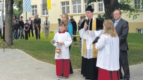 Pfarrer Volker Kurz spendete den kirchlichen Segen für den neuen Dorfplatz in Otting. Bürgermeister Johann Bernreuther (rechts) freute sich.