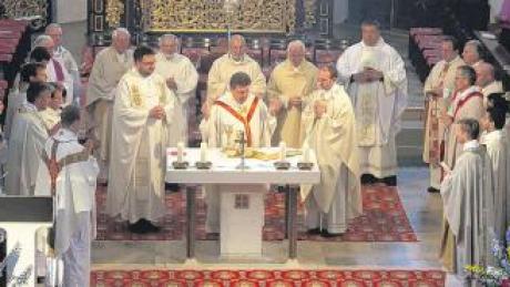 Das Foto zeigt die Priester beim Abschlussgottesdienst in der Pfarrkirche St. Emmeram. Am Altar (von links) Prodekan Matthias Fischer, Dekan Konrad Bayerle und Stadtpfarrer Wolfgang Gebert. 