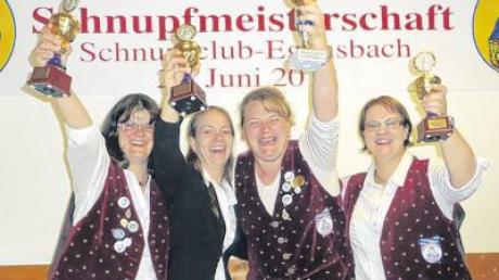 Die Frauen des SC Unterbuch freuen sich über den Gewinn der Deutschen Meisterschaft: (von links) Petra Leinfelder, Regina Eder, Helga Herz und Marianne Strauch.
