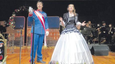 Armin Stöckl macht bei der Musicalnacht im Tanzhaus in jeder Rolle eine gute Figur. Hier schlüpfte er in die Rolle des Kaiser Franz von Österreich, um zusammen mit der Sopranistin Birgit Weidner eindrucksvoll einiges Szenen aus „Elisabeth“ darzubieten.  