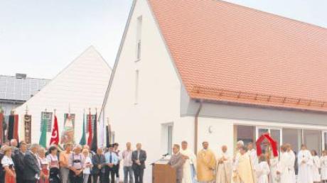 Im feierlichen Rahmen wurde gestern das neue Pfarr- und Jugendheim in Buchdorf übergeben. Gleichzeitig feierte man den Abschluss der Arbeiten zum Ausbau der anliegenden Kirchgasse. 