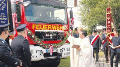 Pater Dr. Alexander Thuruthikkatt segnete das neue Gerätefahrzeug der Freiwilligen Feuerwehr Mertingen. Der Lkw kostete knapp 230000 Euro.  