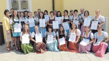 Freudestrahlend nahmen bei einer Feierstunde in der Stiftung St. Johannes Schweinspoint 20 junge Frauen Urkunden mit der Bezeichnung „Staatlich geprüfte Dorfhelferin“ in Empfang.  