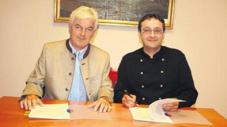Pachtvertrag für die Brauerei unterzeichnet: Bürgermeister Albert Lohner (links) und Gastronom Franz Nosalski. 