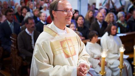 Rains neuer Seelsorger, Florian Kolbinger ist mit einer Eucharistiefeierin sein neues Amt eingeführt worden. 