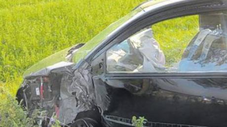 Schwere Verletzungen erlitt der 18-jährige Fahrer dieses Wagens bei einem Unfall nahe Wolferstadt. 