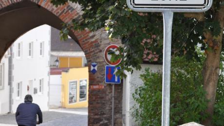 Tempo 30 gilt sowohl in der kompletten Altstadt als auch in einigen Wohngebieten von Wemding. Weil sich viele Verkehrsteilnehmer nicht daran halten, schlägt die Verwaltung nun vor, selbst zu kontrollieren. 