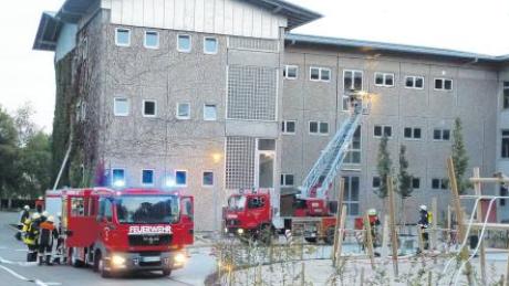 Ein großes Gebäude ist die Grund- und Mittelschule in Wemding. Daher musste die Feuerwehr bei der Übung über Leitern und die Drehleiter zusätzliche Fluchtwege schaffen.  