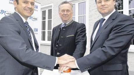Symbolischer Knopfdruck: (von links) Christian Smetana, Leiter der M-net Niederlassung in Augsburg, Gerhard Pfitzmaier, Bürgermeister, und Johannes Steppberger, Geschäftsführer von LEW TelNet, nehmen das neue Breitbandnetz offiziell in Betrieb.