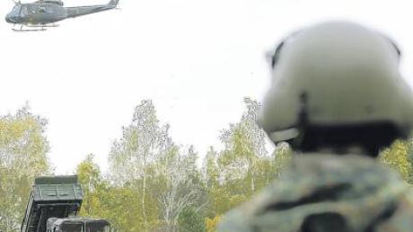 Übungen – wie hier ein Katastrophenschutz-Training – gehören zu den Aufgaben der Bundeswehr-Reservisten. 