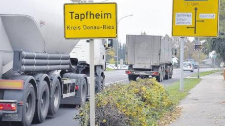 Ein Bild, das viel aussagt über den Verkehr auf und an der B16 in Tapfheim: Lastwagen reihen sich all zu oft aneinander, links und rechts davon geht es in den Ort und zur Schule. Mit Messungen will Karl Malz die Situation entschärfen. 