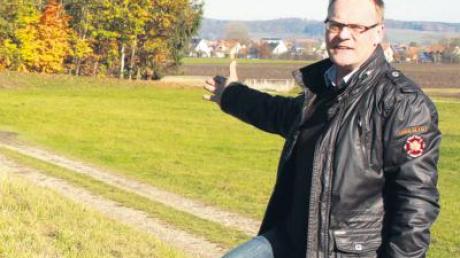 Wie kann Zusum und Auchsesheim bei Hochwasser geschützt werden? Auchsesheims Ortssprecher Hubert Gerstmeier plädiert für eine Erhöhung und Sanierung des bereits bestehenden Hochwasserdeichs. 