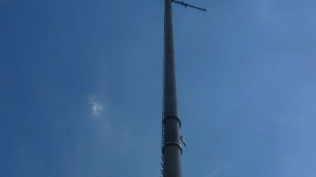 In ganz Bayern wird derzeit ein Netz von Sendeanlagen für den geplanten digitalen Behördenfunk aufgebaut. Das Bild zeigt einen Mast, den das Staatliche Bauamt nördlich von Monheim errichtet hat. In Rain soll eine solche Anlage ebenfalls gebaut werden - wo, das ist noch offen. 