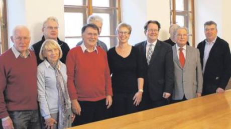 Gehörte zur Feier der 30-jährigen Partnerschaft: ein Besuch bei Donauwörths Oberbürgermeister Armin Neudert (Vierter von links). Auch Alt-OB Alfred Böswald (Zweiter von rechts) war beim Empfang dabei.  