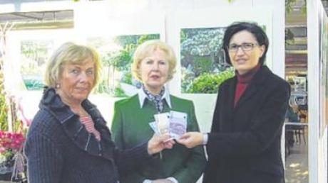 Mit einer Spende von 571,30 Euro unterstützen Frauen aus Rain und Umgebung die Donauwörther Tafel. Maria Bauer (Mitte), Vorsitzende der Tafel, bedankte sich dafür bei Regina Müller (links) und Regina Rabuser.  